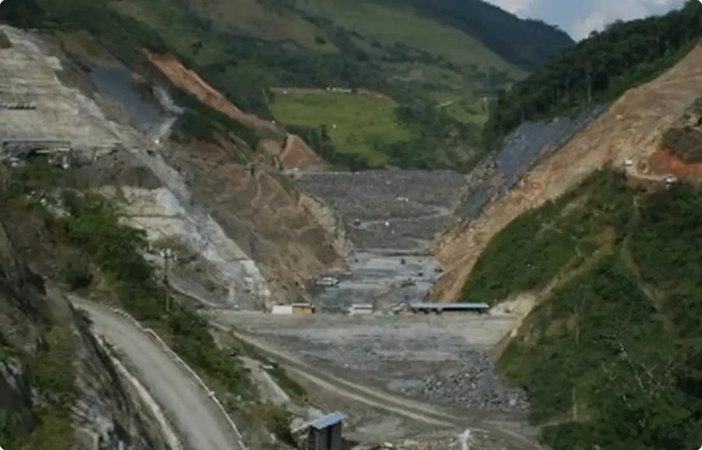 Imagen aérea de cantera para hidroeléctrica